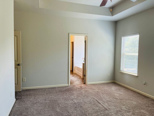 Building Photo - Wow! Check out this charming 3 bedroom 2.5 bathroom home in Newnan!