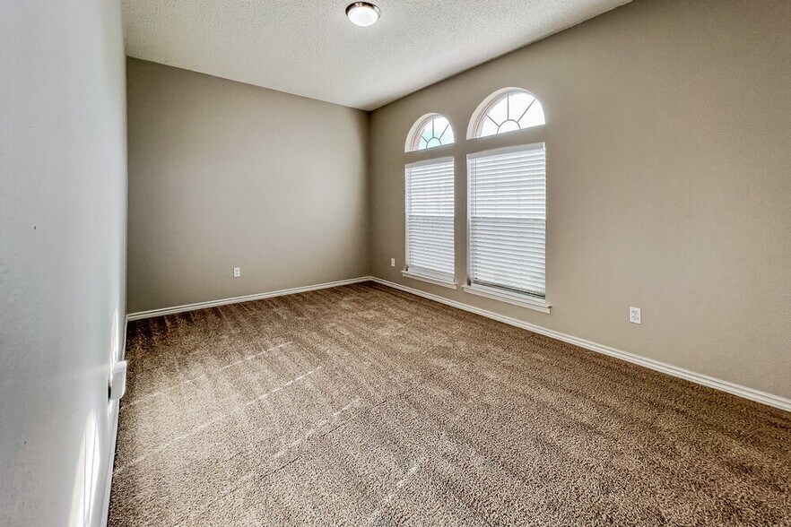 Building Photo - 6902 Graham Dr