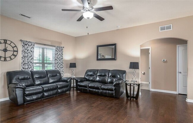 Building Photo - 3BR/2BA Home with Two Car Garage, Fenced B...