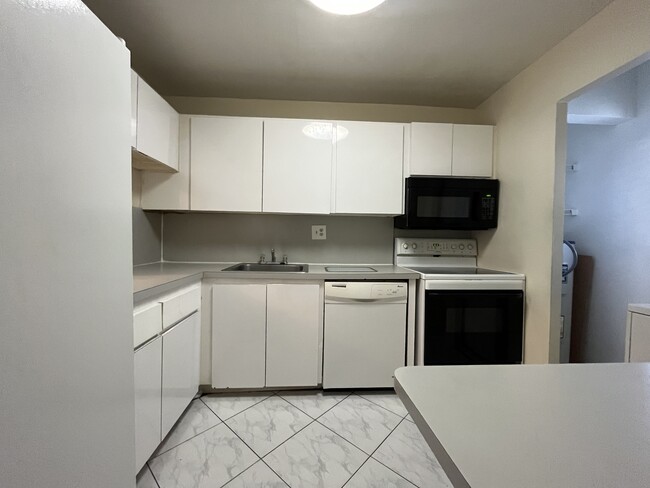 Primary Photo - 8051 S Colony Cir