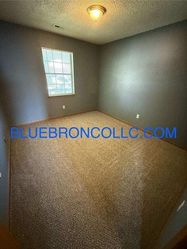 Building Photo - Updated 2-Bedroom Apartment in Raytowm
