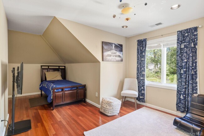 Building Photo - 45 Evergreen Ave