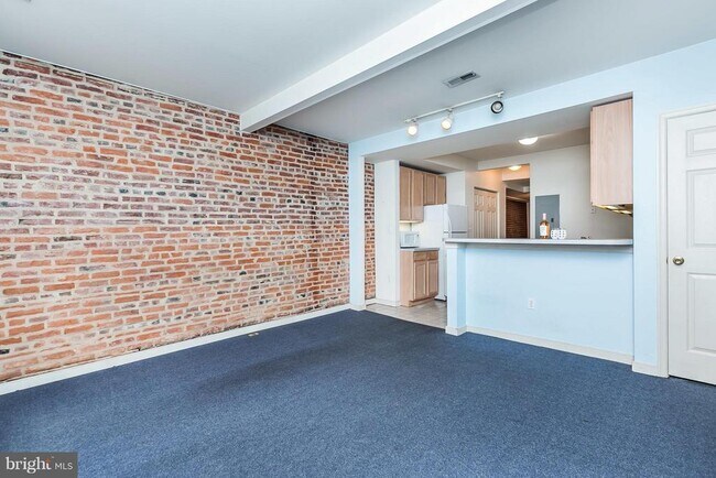 Building Photo - 906 S Charles St