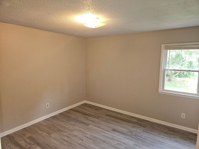 Building Photo - 2br/1ba apartment off Hwy 401. New paint a...