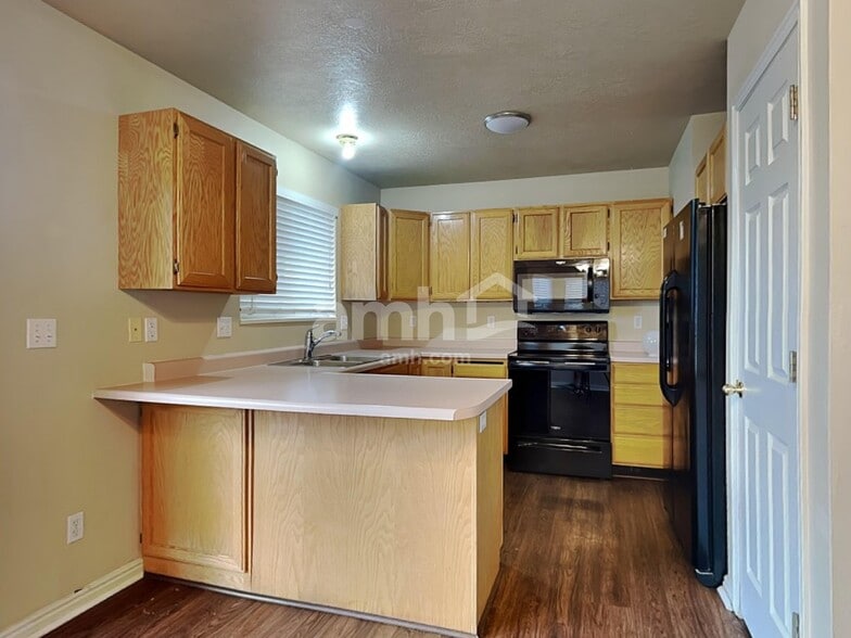 Building Photo - 1365 E 150 S