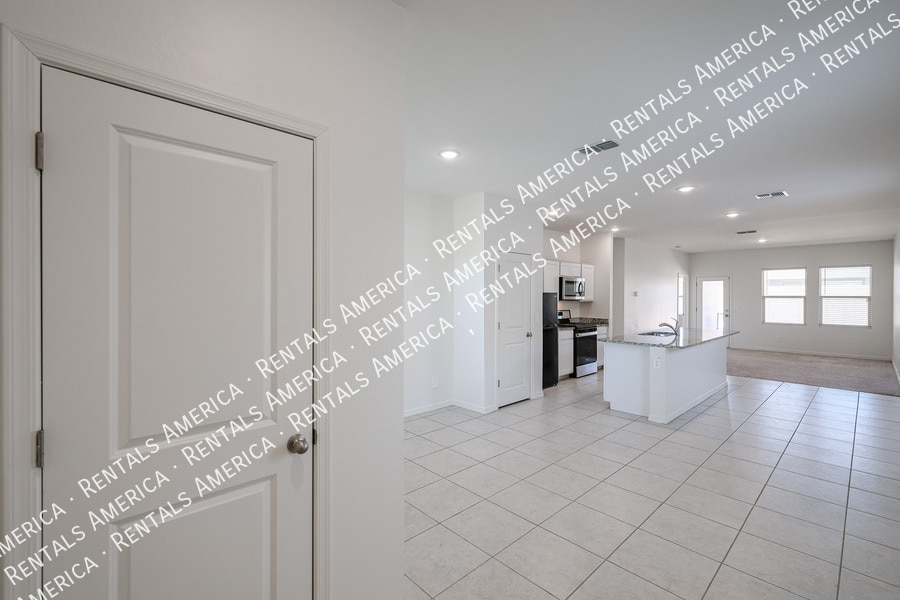 Building Photo - 5720 W Sunrise Dr