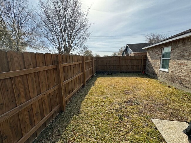 Building Photo - 2 Bedroom 1 Bath townhome located in Barrington Estates