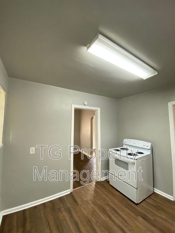 Building Photo - 5205 Hollycrest Dr