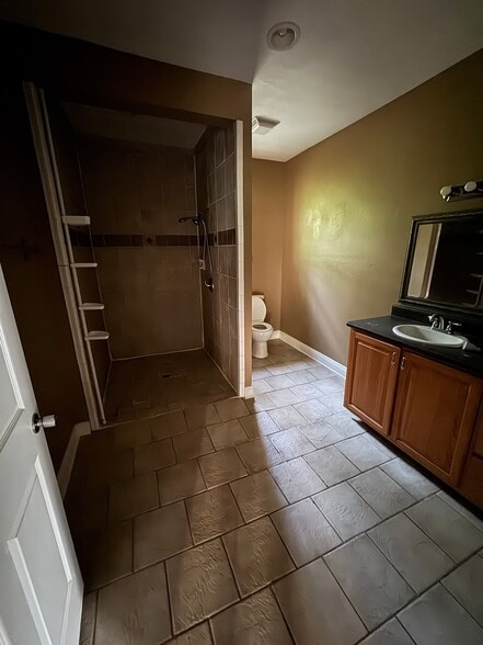 Building Photo - 286 Vestry Rd