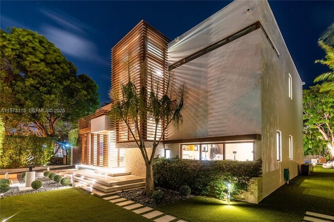 Building Photo - 3009 Pine Tree Dr