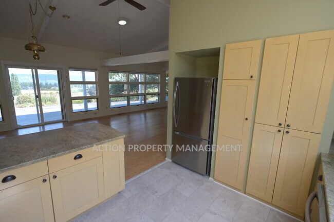 Building Photo - 3 bed 3 bath on 4.8 acres w/ beautiful water view