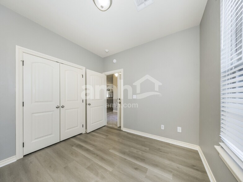 Building Photo - 416 E Charlotte Terrace