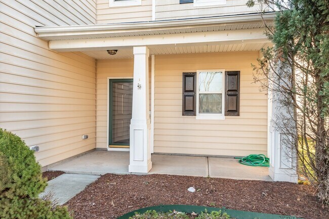 Building Photo - 2010 Woodsdale Dr