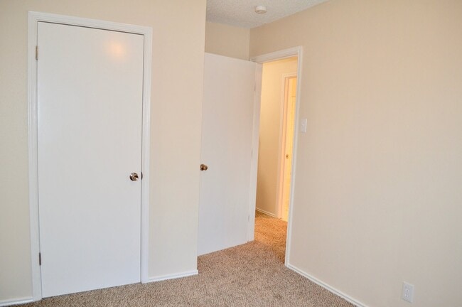 Building Photo - Beautifully updated move-in ready 3/2.5
