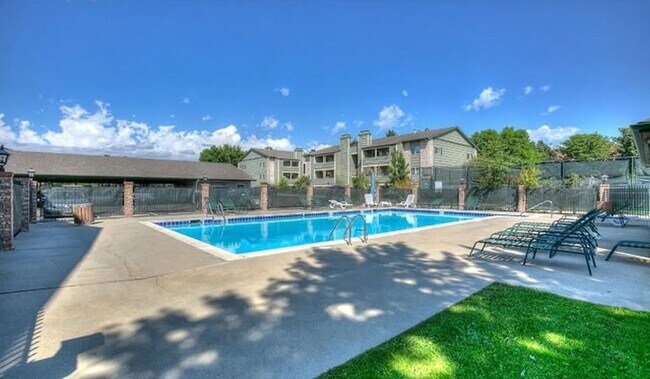 Building Photo - Updated 2 Bed 2 Bath Hunter Creek Condo W/Community Pool
