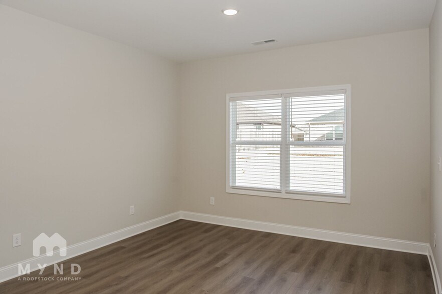 Building Photo - 221 Pine Is Ave