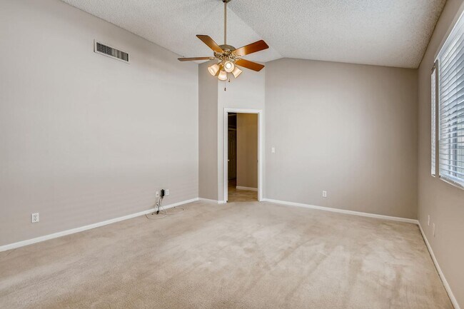 Building Photo - Charming 3 Bedroom Home In Henderson !