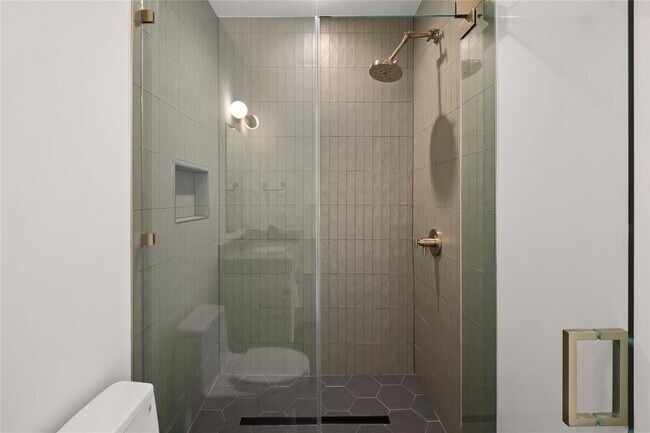 Building Photo - 2401 Oakhaven Cir