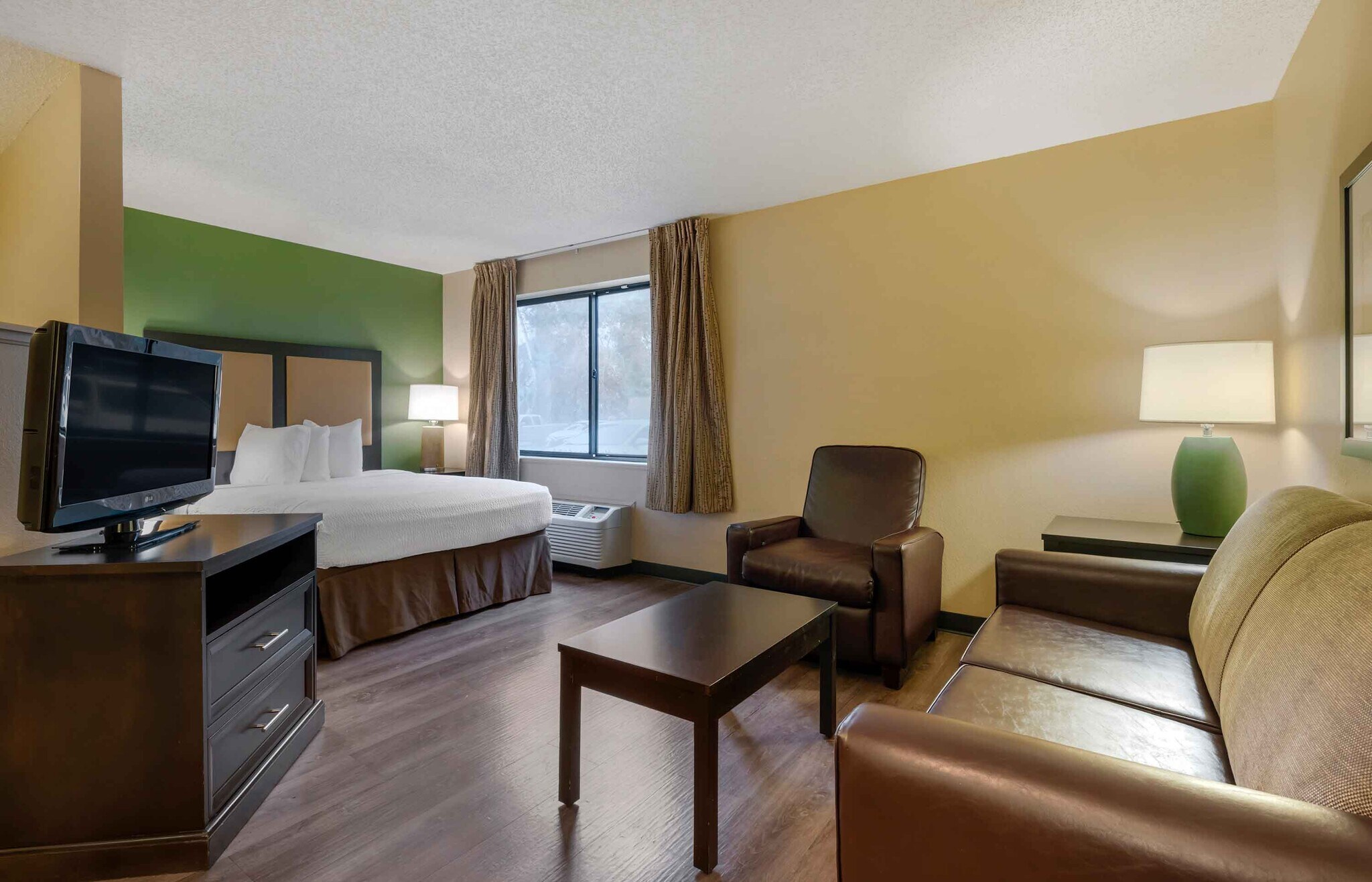 Building Photo - Furnished Studio-Daytona Beach - Internati...