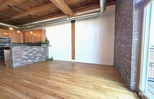 Building Photo - 500 N Damen Ave