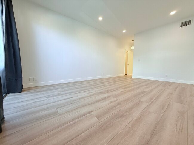 Master bedroom - 14572 Dickens St