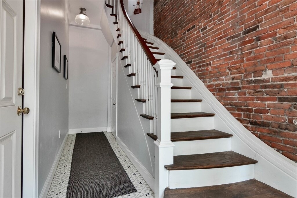Building Photo - 385 Meridian St