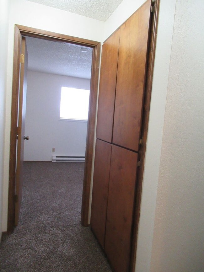 Building Photo - Two Bedroom Townhouse in Quiet Neighborhood