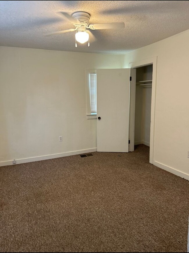 Building Photo - Close to town 2 Bedroom 1 Bath