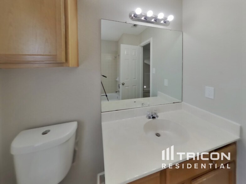 Building Photo - 1806 Aster Pass