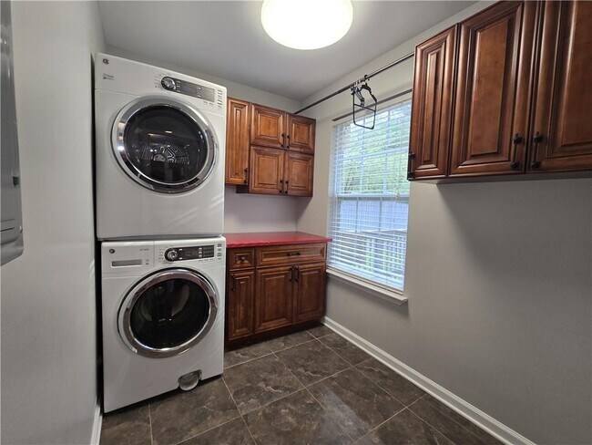 Building Photo - 2616 Boland Dr NE
