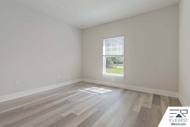 Building Photo - FULLY FENCED, LIKE NEW 3/2/2 IN PINE LAKES