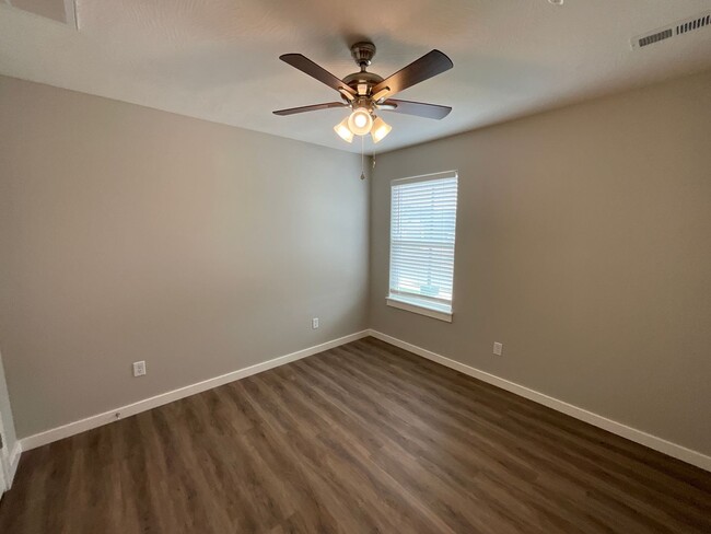 Building Photo - Beautiful Brand New Duplex - Ozark Schools!