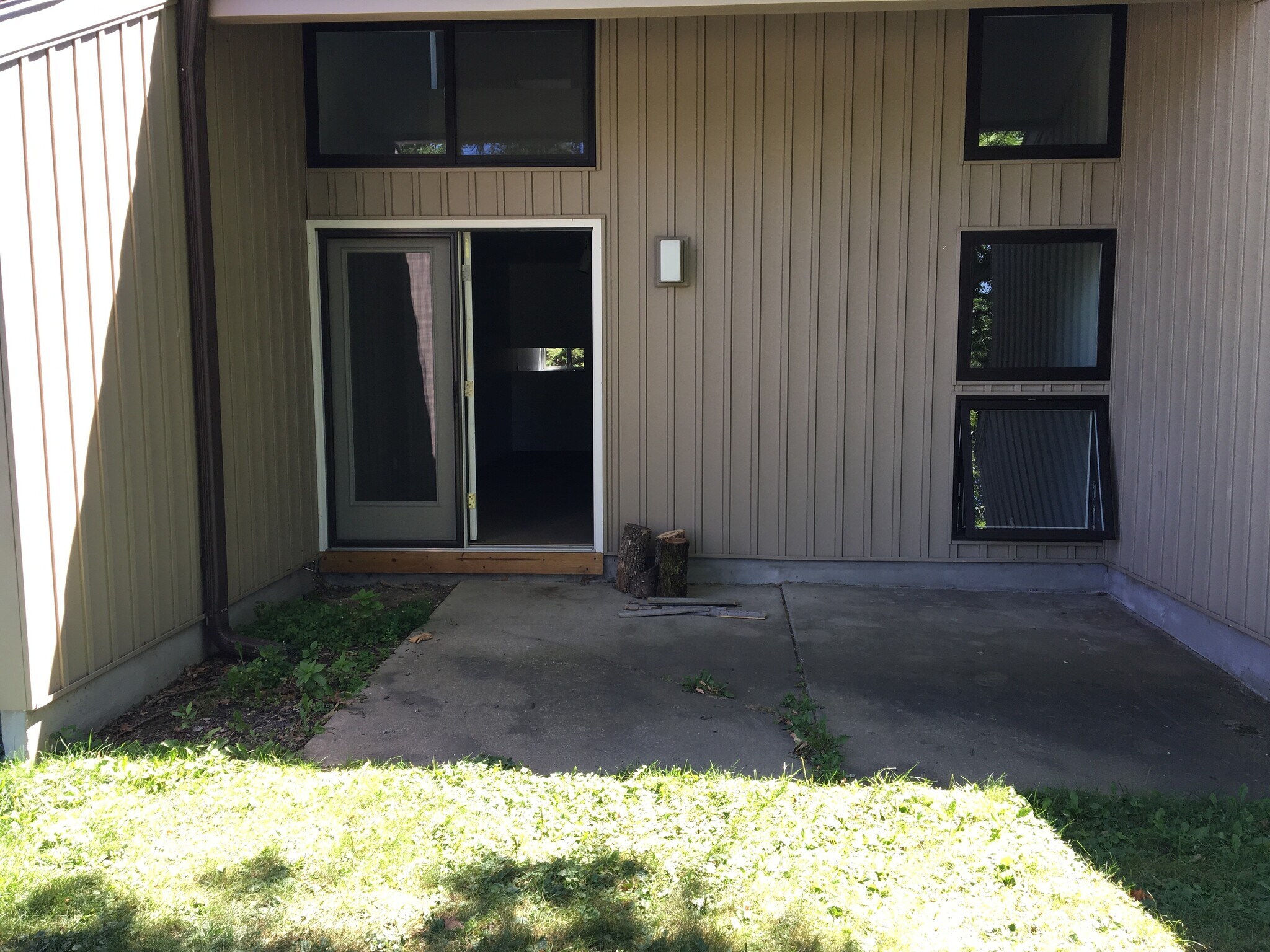 Building Photo - 1051 Danby Rd