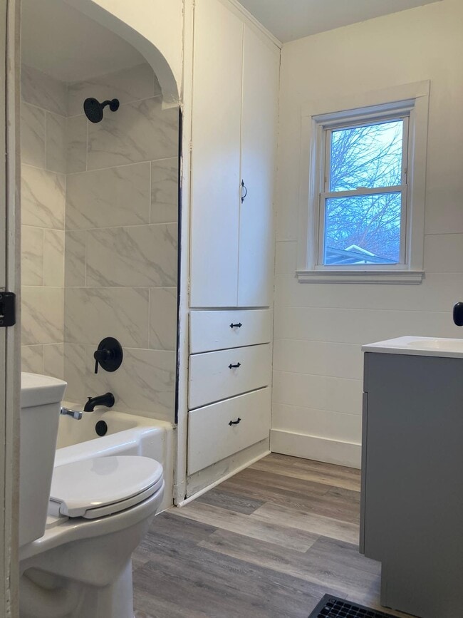 Building Photo - 838 N Metcalf St