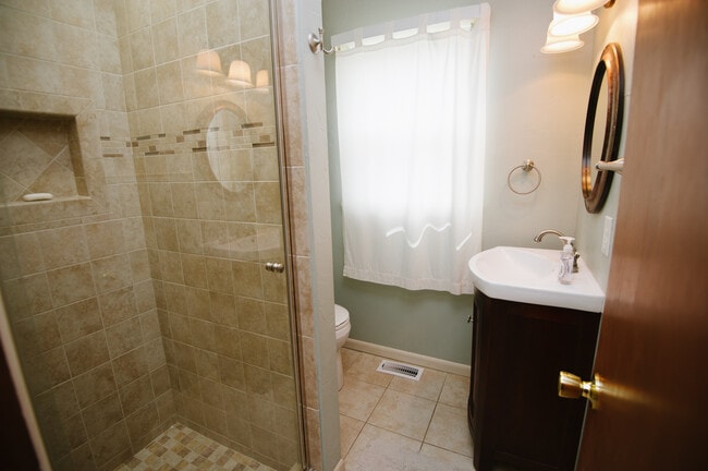 Building Photo - 524 S Ridge Dr