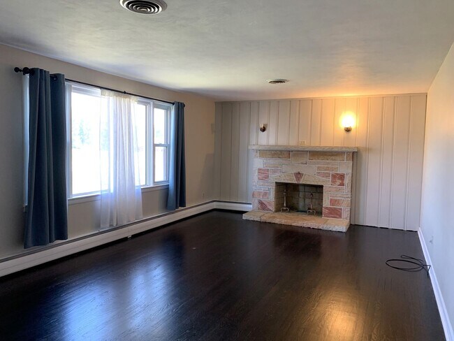 Building Photo - Move-in ready!! Bonus room that could easily be utilized as a 3rd bedroom!!