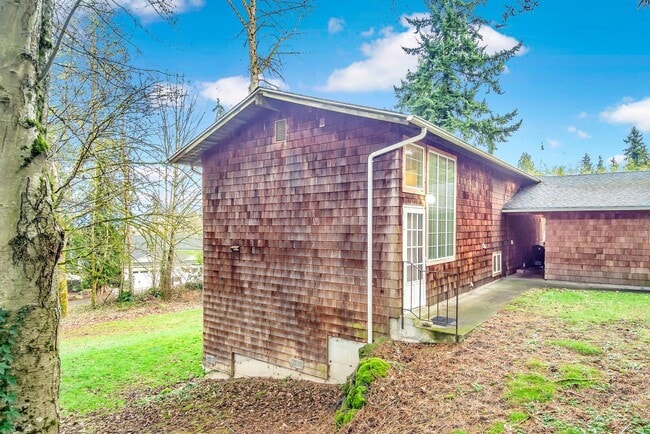 Building Photo - Spacious Townhome Duplex with Large fenced...