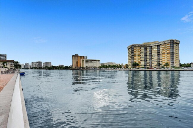 Building Photo - 1833 S Ocean Dr