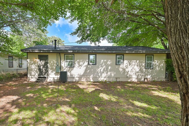 Building Photo - 3501 Sycamore Dr