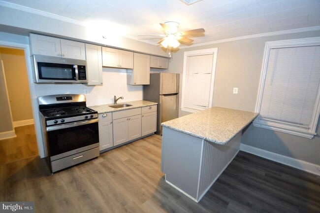 Building Photo - 374 Farnsworth Ave