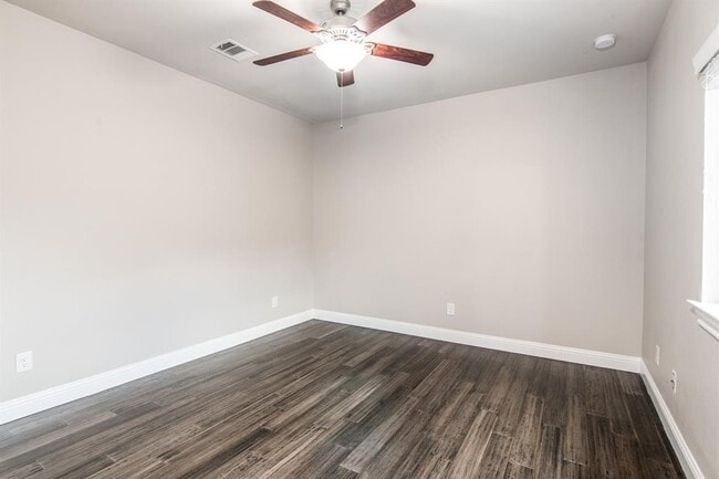 Building Photo - 1705 Pine Plains Dr
