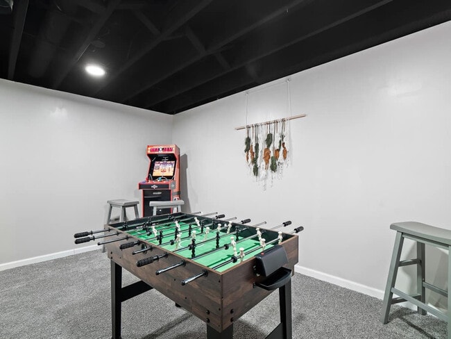 Building Photo - 4861 Pineview Dr