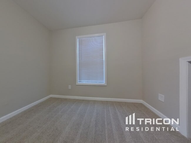 Building Photo - 4650 Camelot Dr