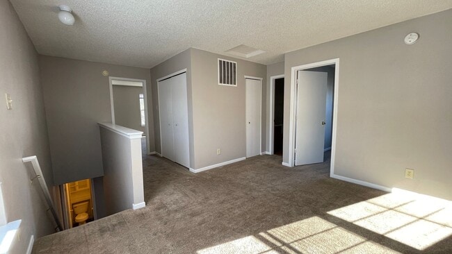 Building Photo - HOUSE...3 Bedroom 2.5 Bath