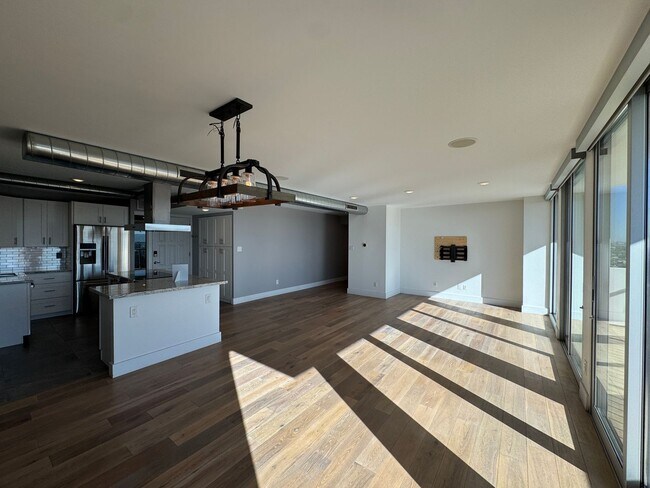 Building Photo - Luxury 2 Bedroom Condo Available at Regency House in Central Phoenix!