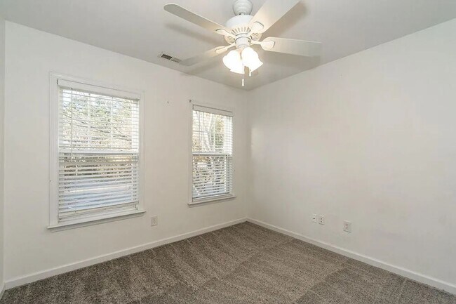 Building Photo - 546 Elm Ave