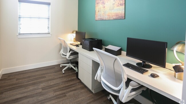 Building Photo - 2100 E Aventura Way