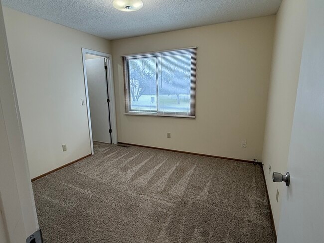 Building Photo - 2528 Birchview Ln