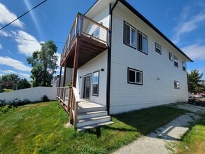 Building Photo - Remodeled, bright and spacious 3 bed close to ferries and base