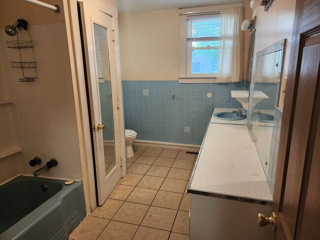 Building Photo - 3 Bedroom House